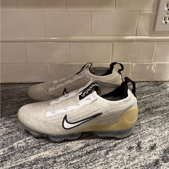 Mens Nike Air VaporMax Flyknit Pure Platinum DH4084-100 Size 9.5 - Picture 3 of 10